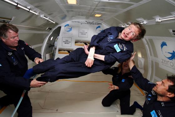 Stephen Hawking em ambiente de gravidade zero: o sonho ainda é conhecer o espaço